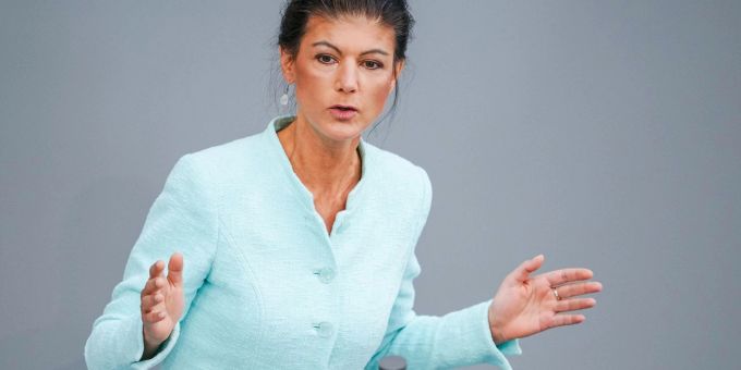 Sahra Wagenknecht (Die Linke) bei einer Rede im Bundestag. sahra wagenknecht alice schwarzer