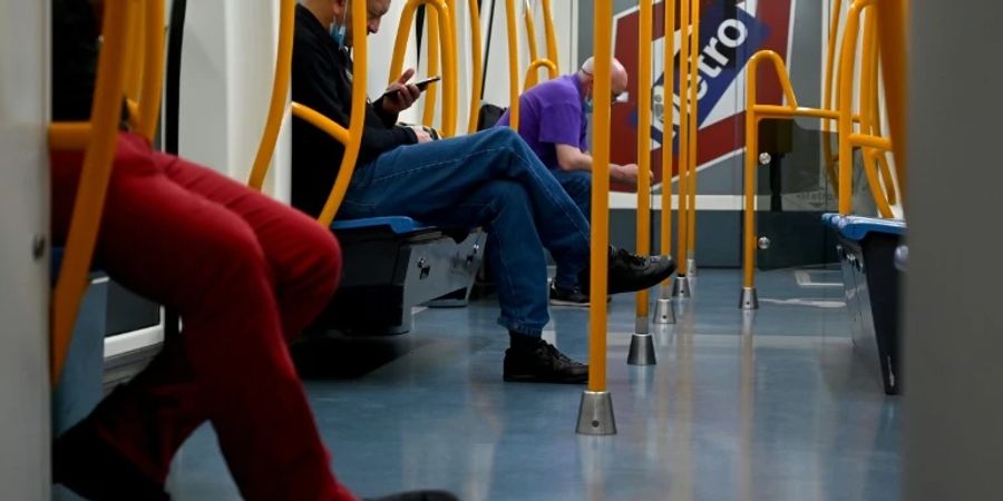 Fahrgäste in der Metro in Madrid