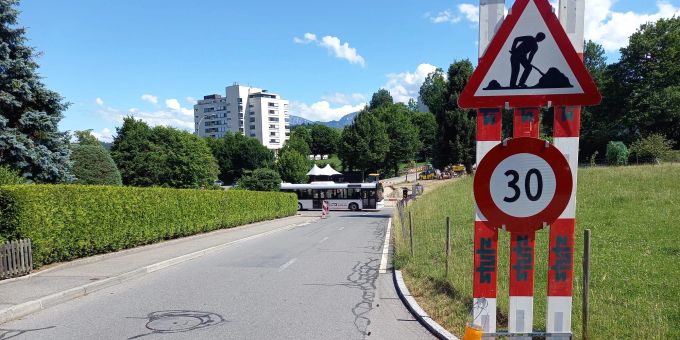 Im ganzen Spitalgebiet wird künftig Tempo 30 gelten. Das neue Verkehrsregime gilt voraussichtlich ab Herbst 2022. Im Bild die Schwarzenbachstrasse in Richtung Einfahrt Spitalstrasse, im Hintergrund das LUKS Wolhusen.