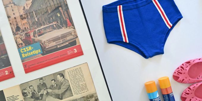 Eine Badehose vom VEB Strickwaren Oberlungwitz aus den 1970er Jahren, Badeschuhe «Carola» und Sonnenschutzspray «Violetta» sind in der Ausstellung «Grenzen der Freundschaft. Tourismus zwischen DDR, CSSR und Polen» im Dokumentationszentrum Alltagskultur der DDR zu sehen. Eine Badehose vom VEB Strickwaren Oberlungwitz aus den 1970er Jahren, Badeschuhe «Carola» und Sonnenschutzspray «Violetta» sind in der Ausstellung «Grenzen der Freundschaft. Tourismus zwischen DDR, CSSR und Polen» im Dokumentationszentrum Alltagskultur der DDR zu sehen.