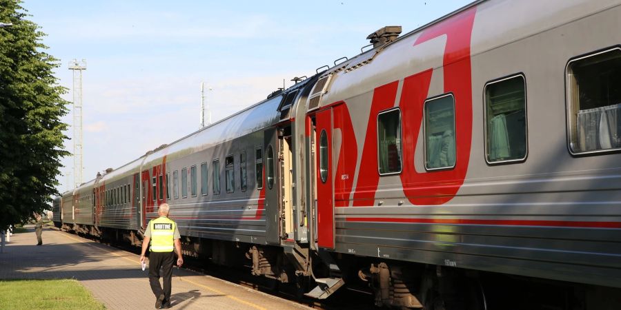 Ein litauischer Zollbeamter kontrolliert am Bahnhof von Kybartai den russischen Passagierzug von Kaliningrad nach Moskau.