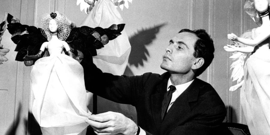 Der Modeschöpfer Pierre Cardin 1958 in Paris.