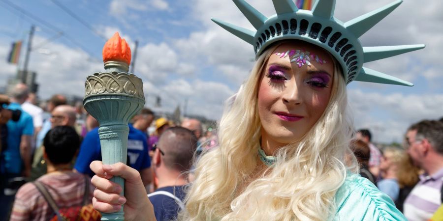 Ein Teilnehmer, verkleidet als Freiheitsstatue, nimmt an der Parade zum Christopher Street Day (CSD) teil (2019).