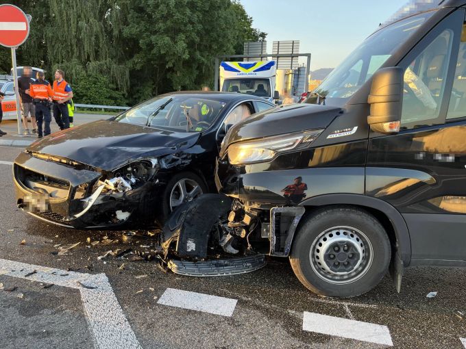 Ein Mann wurde beim Zusammenstoss der beiden Autos verletzt.