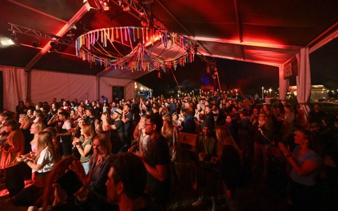 Jeden Abend treten vier oder fünf Bands auf. Tickets sind online erhältlich. Sounds of Garden