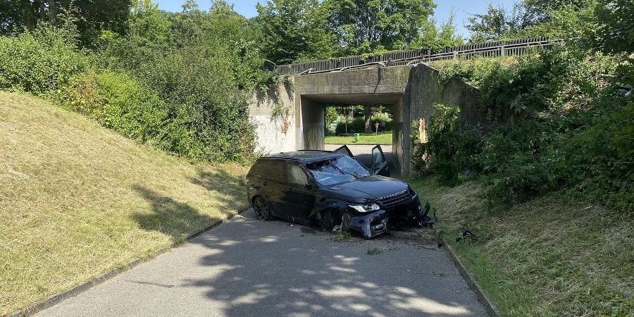 Münchenstein BL: Personenwagen kollidiert mit Leitplanke