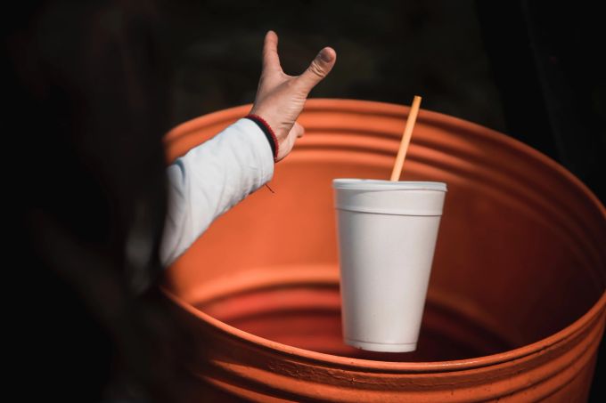 Einwegplastikartikel wie Strohhalme sind in der EU seit 2021 verboten, in der Schweiz wird hingegen auf Eigenverantwortung gesetzt. Valser Etikett