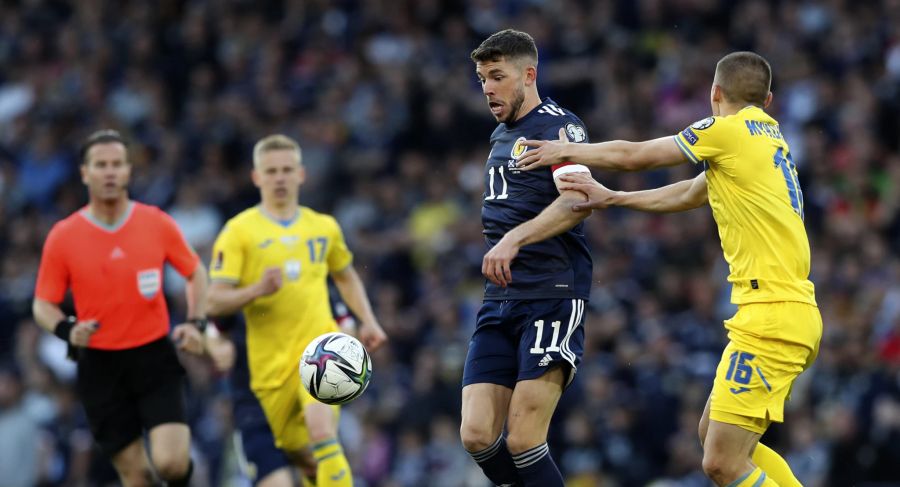 Schottlands Ryan Christie im Duell mit dem Ukrainer Vitaliy Mykolenko.