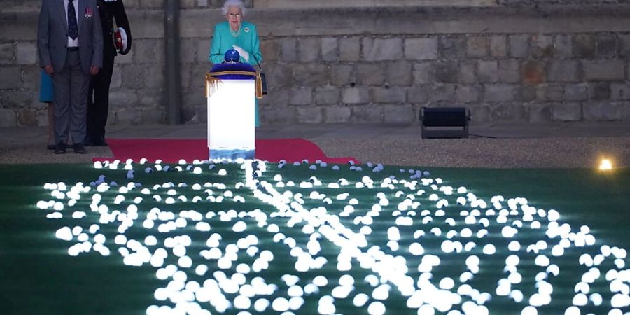 Queen Elizabeth II. bringt von Schloss Windsor symbolisch ihr Königreich zum Leuchten.