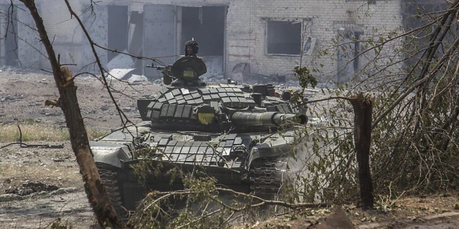 Ein Soldat hält sein Gewehr auf einem ukrainischen Panzer während schwerer Kämpfe an der Frontlinie in Sjewjerodonezk in der Region Luhansk. Foto: Oleksandr Ratushniak/AP/dpa/Archiv