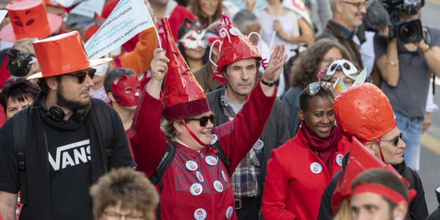 Die Genfer Mad Pride zog rund 1000 Personen an, so die Organisatoren.