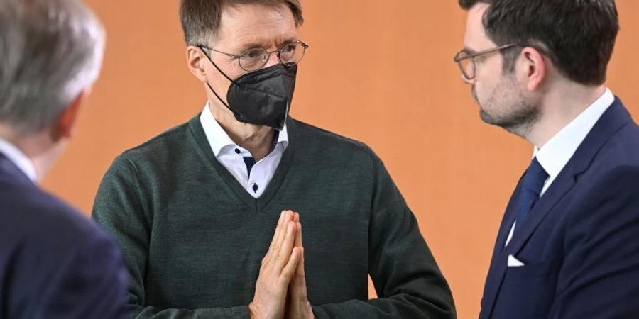 Karl Lauterbach spricht mit Marco Buschmann (r)