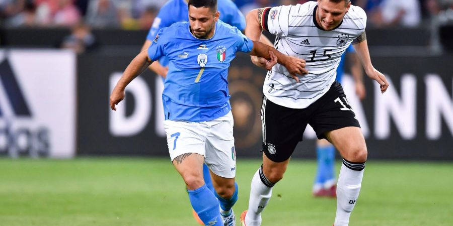 Deutschlands Niklas Süle (r) kämpft gegen Italiens Gianluca Caprari um den Ball.