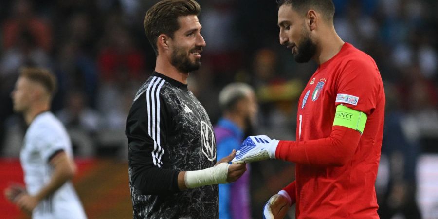 Deutschlands Torhüter Kevin Trapp (l) und Italiens Torhüter Gianluigi Donnarumma (r).