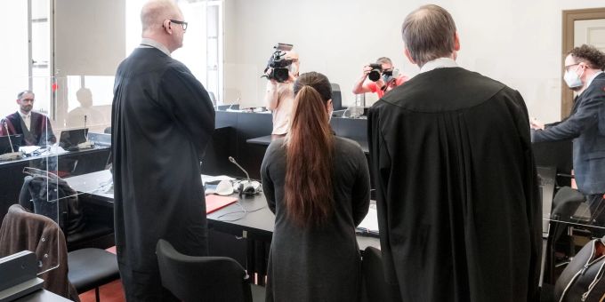 Eine IS-Rückkehrerin aus Bremen wurde am Mittwoch zu fünfeinhalb Jahren Haft verurteilt. Eine IS-Rückkehrerin aus Bremen wurde am Mittwoch zu fünfeinhalb Jahren Haft verurteilt.