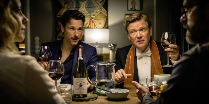 René (Justus von Dohnanyi, 2.v.r.) und Thomas (Florian David Fitz, 2.v.l.) sind bei Freunden zum Essen eingeladen. René (Justus von Dohnanyi, 2.v.r.) und Thomas (Florian David Fitz, 2.v.l.) sind bei Freunden zum Essen eingeladen.