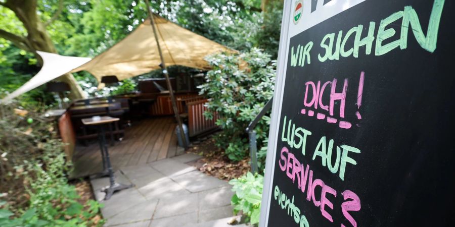 «Wir suchen Dich! Lust auf Service?»: Eine Gaststätte an der Alster kämpft mit Personalnot.