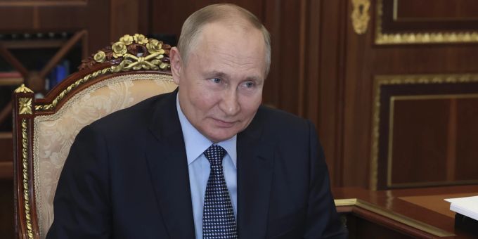 Sieht die westlichen Sanktionen gelassen: Wladimir Putin bei einer Sitzung im Kreml am 13. Juli. Russia Putin Ukraine Krieg