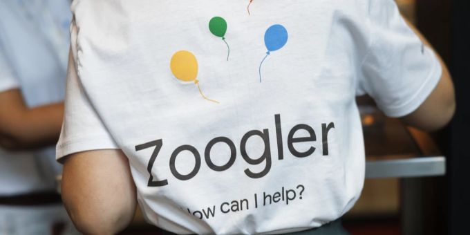 Eine Mitarbeiterin von Google nimmt an der Medienkonferenz zur Eröffnung des Google Campus an der Europaallee in Zürich am 27. Juni 2022 teil. google campus europaallee
