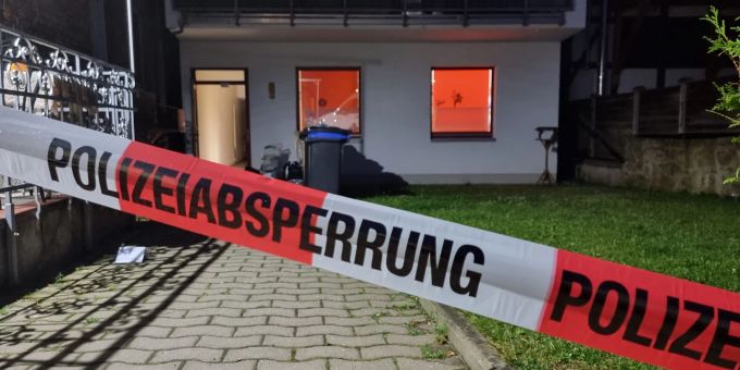 Blick auf die Rückseite des Schreibwarengeschäfts in Obernkirchen, vor dem ein Absperrband der Polizei hängt. Dort ist eine 75-jährige Frau tot aufgefunden worden. Blick auf die Rückseite des Schreibwarengeschäfts in Obernkirchen, vor dem ein Absperrband der Polizei hängt. Dort ist eine 75-jährige Frau tot aufgefunden worden.