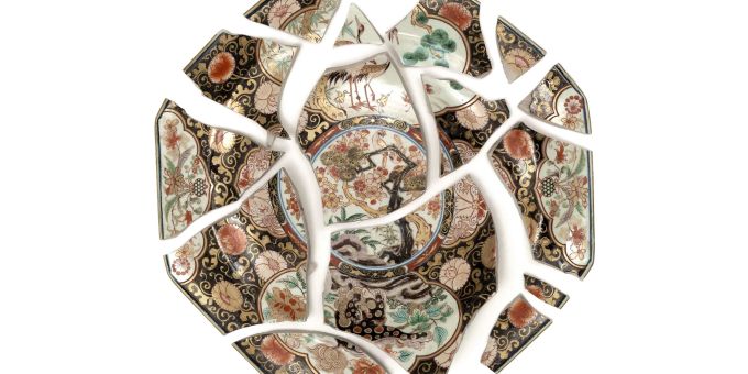 Scherben eines Imari-Porzellan Tellers: Eine von russischen Soldaten am Ende des Zweiten Weltkriegs verwüstete Sammlung jahrhundertealten Porzellans aus einem Schloss in Österreich ist in Japan zu neuer Blüte erwacht. Scherben eines Imari-Porzellan Tellers: Eine von russischen Soldaten am Ende des Zweiten Weltkriegs verwüstete Sammlung jahrhundertealten Porzellans aus einem Schloss in Österreich ist in Japan zu neuer Blüte erwacht.