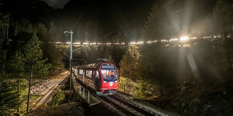 Der längste Personenzug der Welt auf einer Testfahrt im Albulatal. Der Triebwagen vorne und die Wagons im Hintergrund gehören zur gleichen, zwei Kilometer langen RhB-Komposition. (Archivbild)