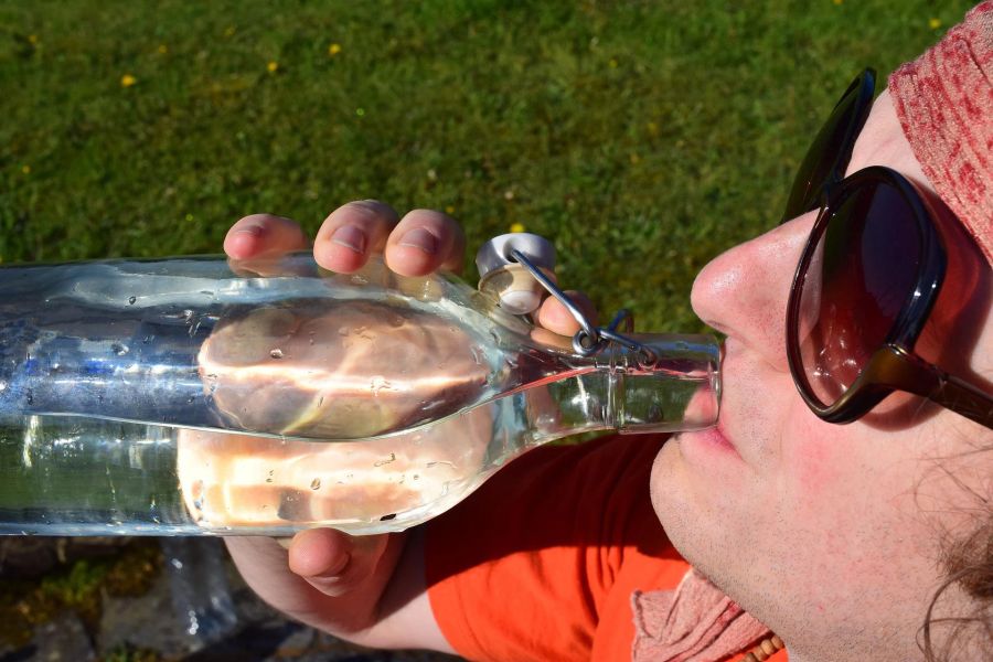 Flasche Mensch Wasser trinken Sommer