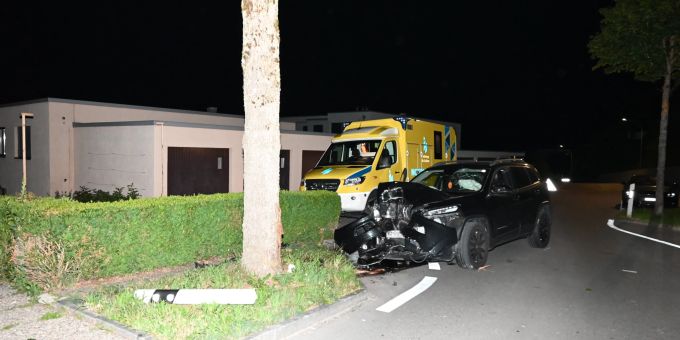 Auto prallt gegen Baum. Auto