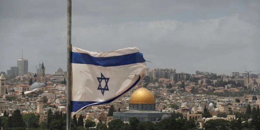 Israelische Flagge vor dem muslimischen Felsendom