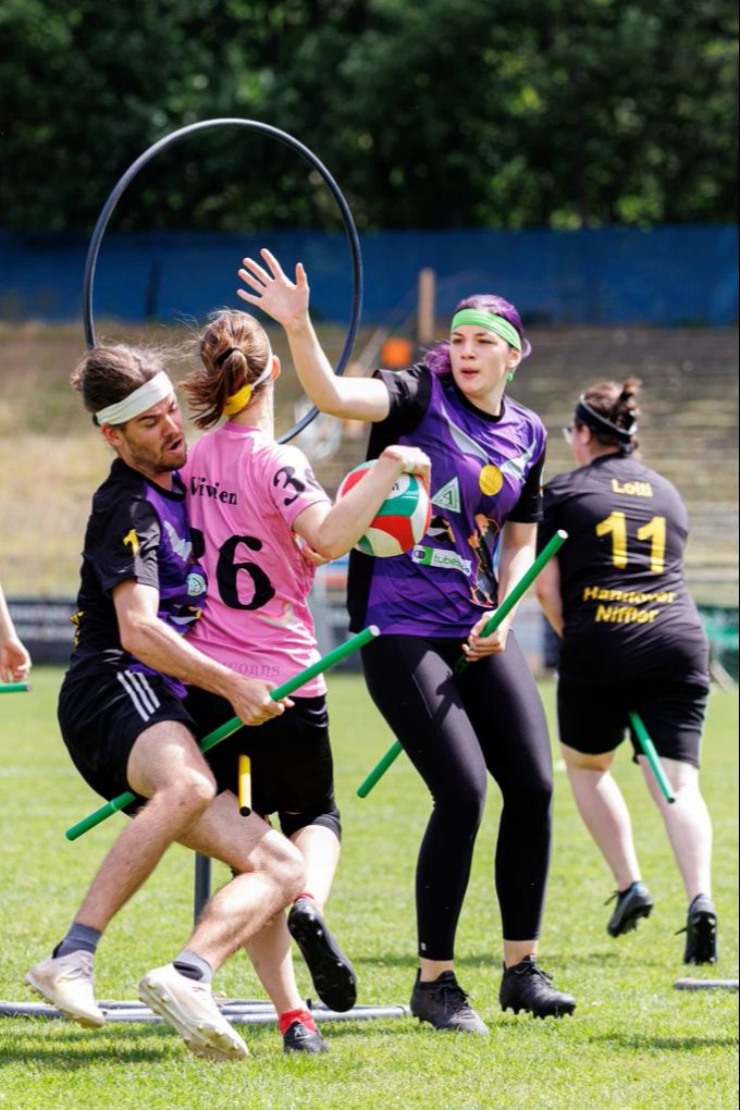 Harry Potter ist ein guter Quidditch-Spieler. Das Spiel auf Besen hat es auch in die echte Welt geschafft – nur fliegen die Besen natürlich nicht. harry potter