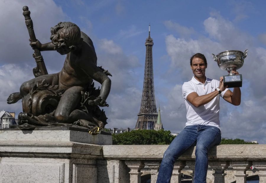 Rafael Nadal posiert nach dem Final-Sieg mit der French-Open-Trophäe.