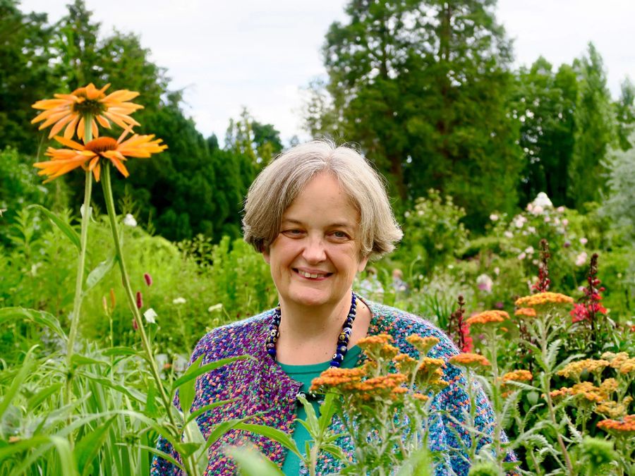 Frau Lachen Wiese Blumen Porträt