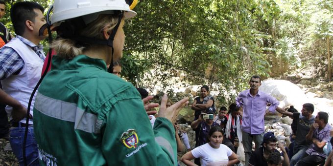 Menschen warten auf Nachrichten über die 14 Bergleute, die nach einer Explosion in der Mine La Mestiza in El Zulia, Kolumbien, eingeschlossen waren. El Zulia