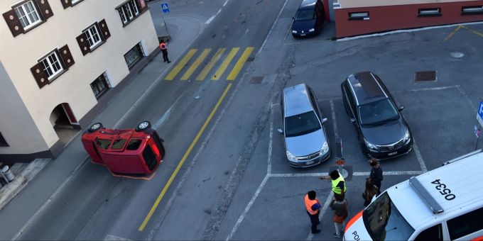 Davos Platz: Durch Kollision überschlug sich ein Fahrzeug Davos Platz: Durch Kollision überschlug sich ein Fahrzeug