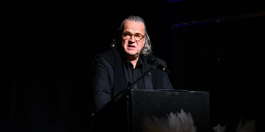 Ulrich Wallerspricht auf der öffentlichen Gedenkfeier im Hamburger St. Pauli Theater für Uwe Bohm.