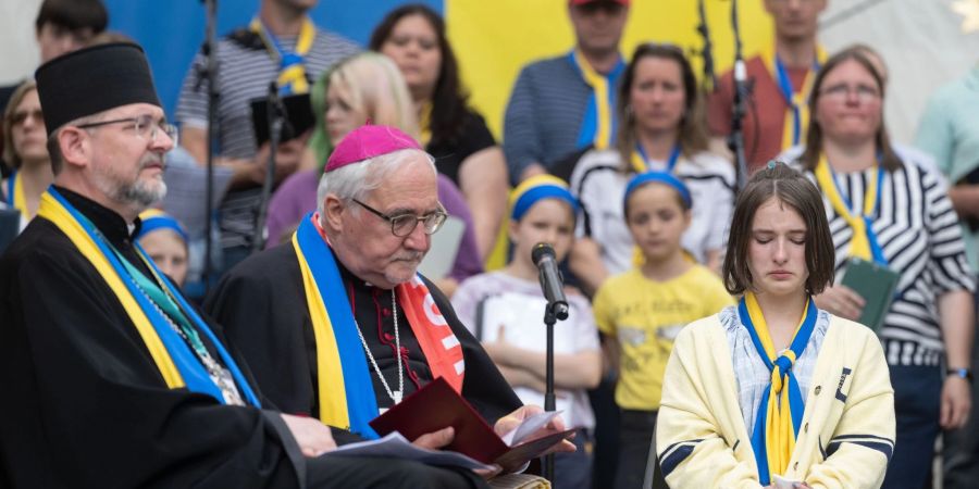 Ein mit ihrer Mutter aus Butscha geflüchtetes Mädchen sitzt bei der Zentralen Friedenskundgebung «Solidarität mit den Menschen in der Ukraine» im Rahmen des Katholikentags auf der Bühne. Der Ukraine-Krieg war eines der zentralen Themen.