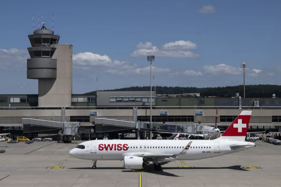 Ein Flugzeug der Swiss fährt vom Dock aufs Rollfeld, aufgenommen am Freitag, 8. Juli 2022 auf dem Flughafen in Zürich.