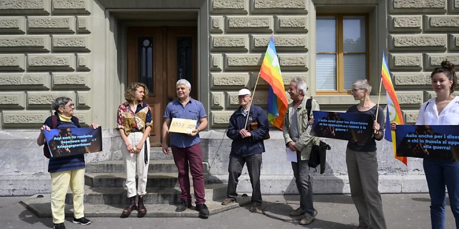 Eine am Freitag bei der Bundeskanzlei eingereichte Petition verlangt, dass die Schweiz auch russischen Deserteuren und Kriegsgegner Asyl in der Schweiz gewährt.