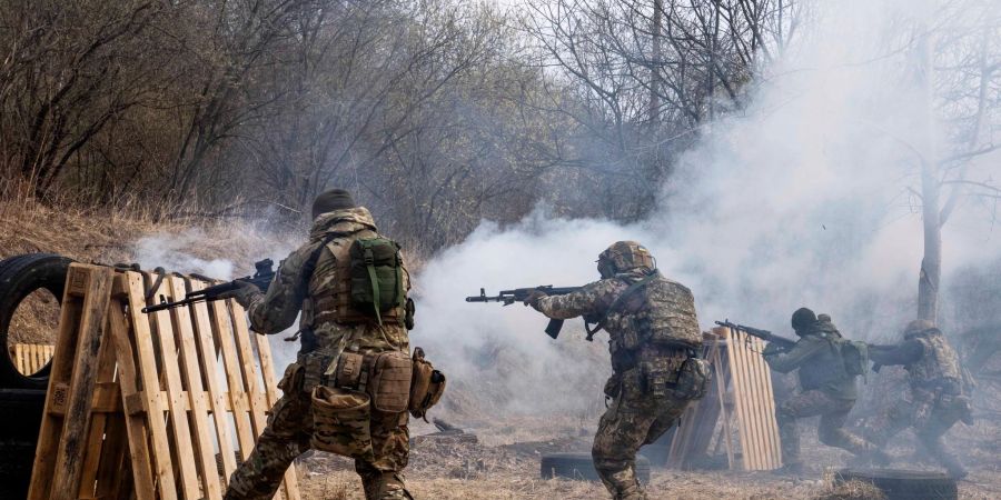 Ukrainische Soldaten während einer Übung an einem nicht genannten Ort in der Nähe von Lwiw.