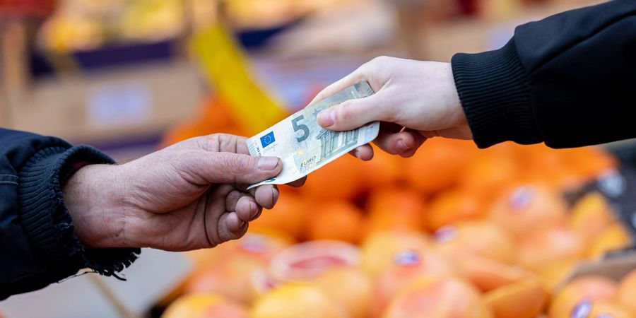 Die Lebensmittelpreise steigen deutlich. Nun gibt es in der EU neue rechtliche Möglichkeiten zur Senkung der Mehrwertsteuer. Sozial- und Verbraucherverbände fordern, diese wahrzunehmen.