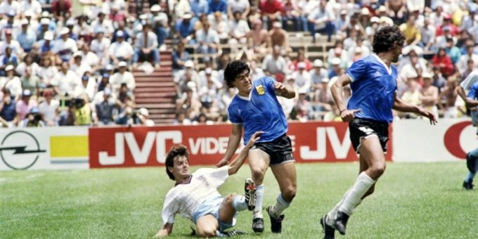 Maradona (m.) im Zweikampf mit Hodge Maradona (m.) im Zweikampf mit Hodge