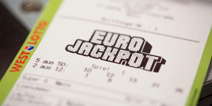 Der mit 110 Millionen Euro gefüllte Eurojackpot ist geknackt worden - die Gewinnwahrscheinlichkeit lag bei 1 zu 140 Millionen. Der mit 110 Millionen Euro gefüllte Eurojackpot ist geknackt worden - die Gewinnwahrscheinlichkeit lag bei 1 zu 140 Millionen.