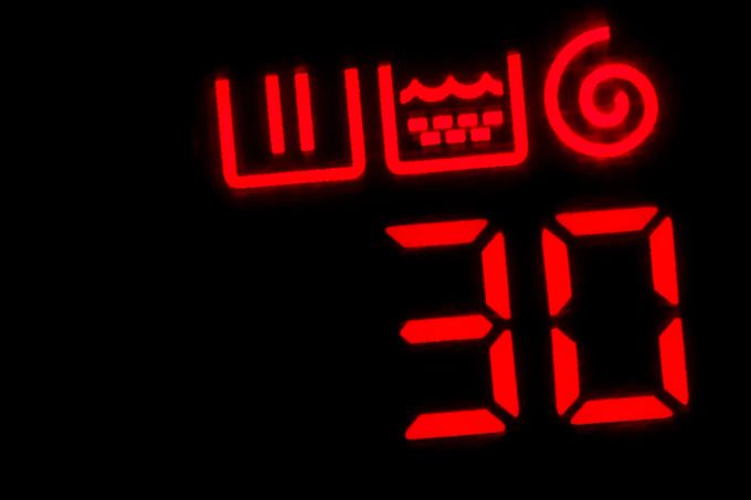 Wer mit 30 Grad die Wäsche in der Waschmaschine laufen lässt, spart Strom - und das in den meisten Fällen ohne Abstriche bei der Hygiene. 30 Grad Anzeige