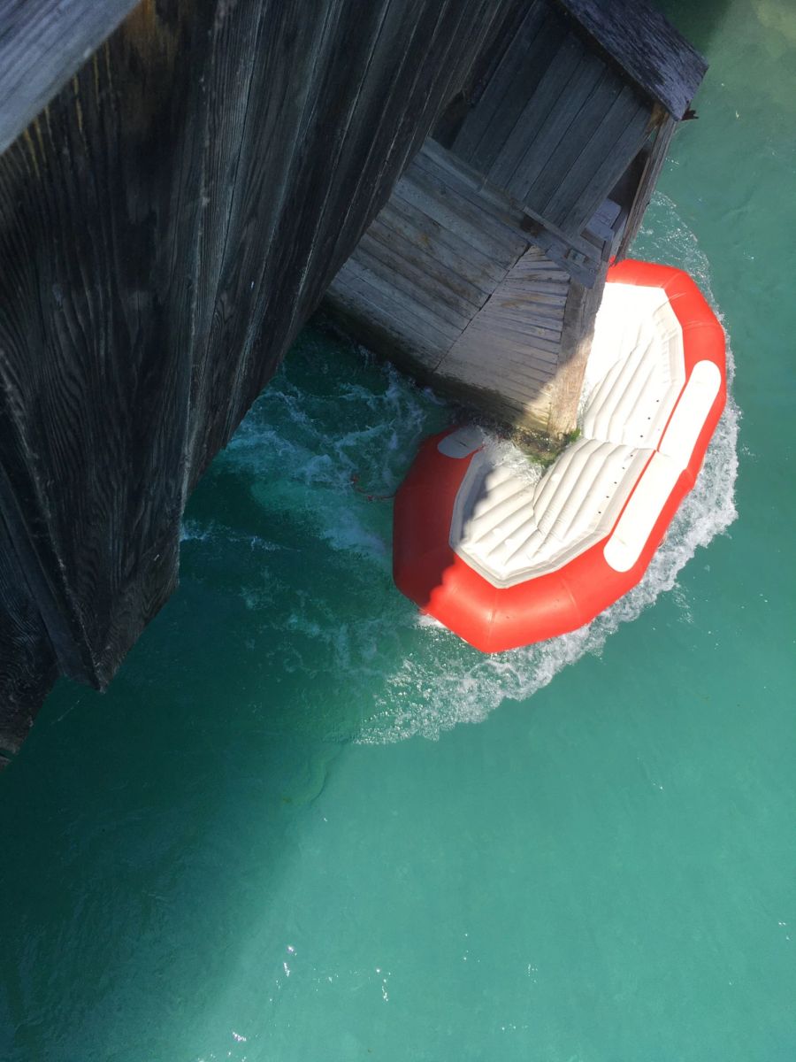 Das verunfallte Boot am Pfeiler der Auguetbrücke in Muri BE.
