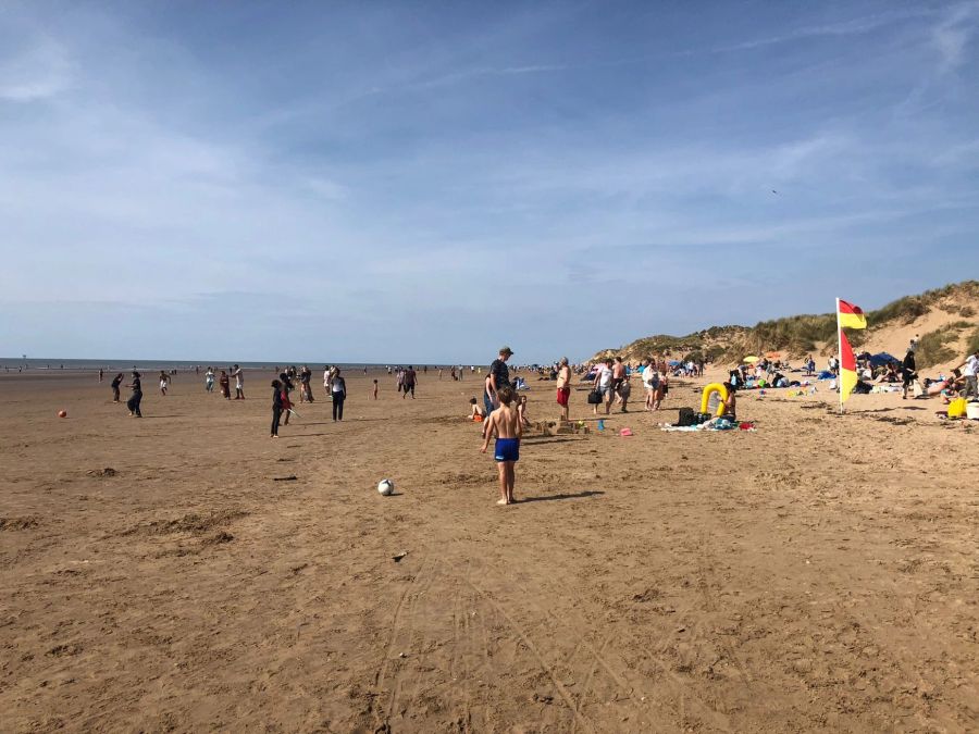 Britinnen und Briten flüchten vor der Hitze an die Strände – hier an den Formy Beach.