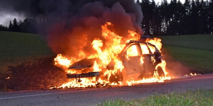Das gestohlene Auto aus Willisau ging aus noch ungeklärten Gründen in Flammen auf. willisau