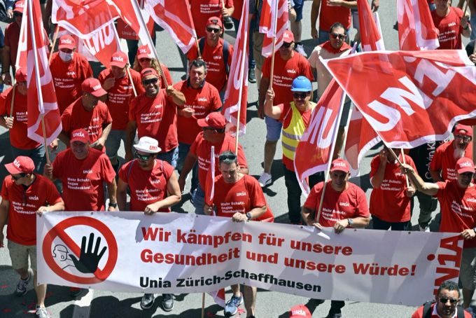 Demonstration der Bauarbeiter für bessere Arbeitsbedingungen in Zürich am Samstag, 25. Juni 2022. Zürich Bauarbeiter LMV