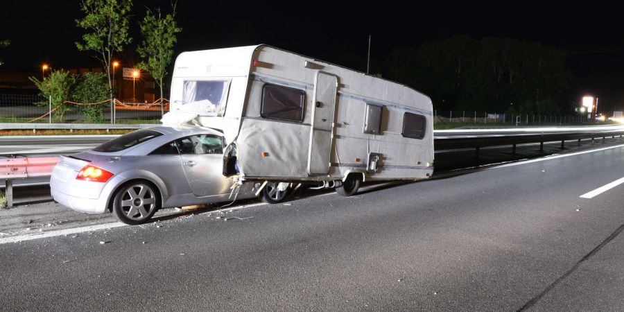 Unfall_A2_Wohnwagen
