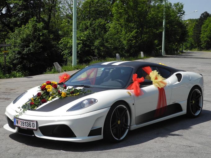 Man sollte es auch fahren können: das Hochzeitsauto. Ferrari Schmuck Blumen Hochzeit