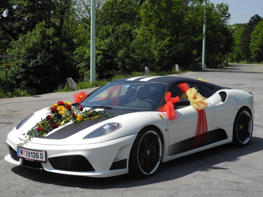 Ferrari Schmuck Blumen Hochzeit